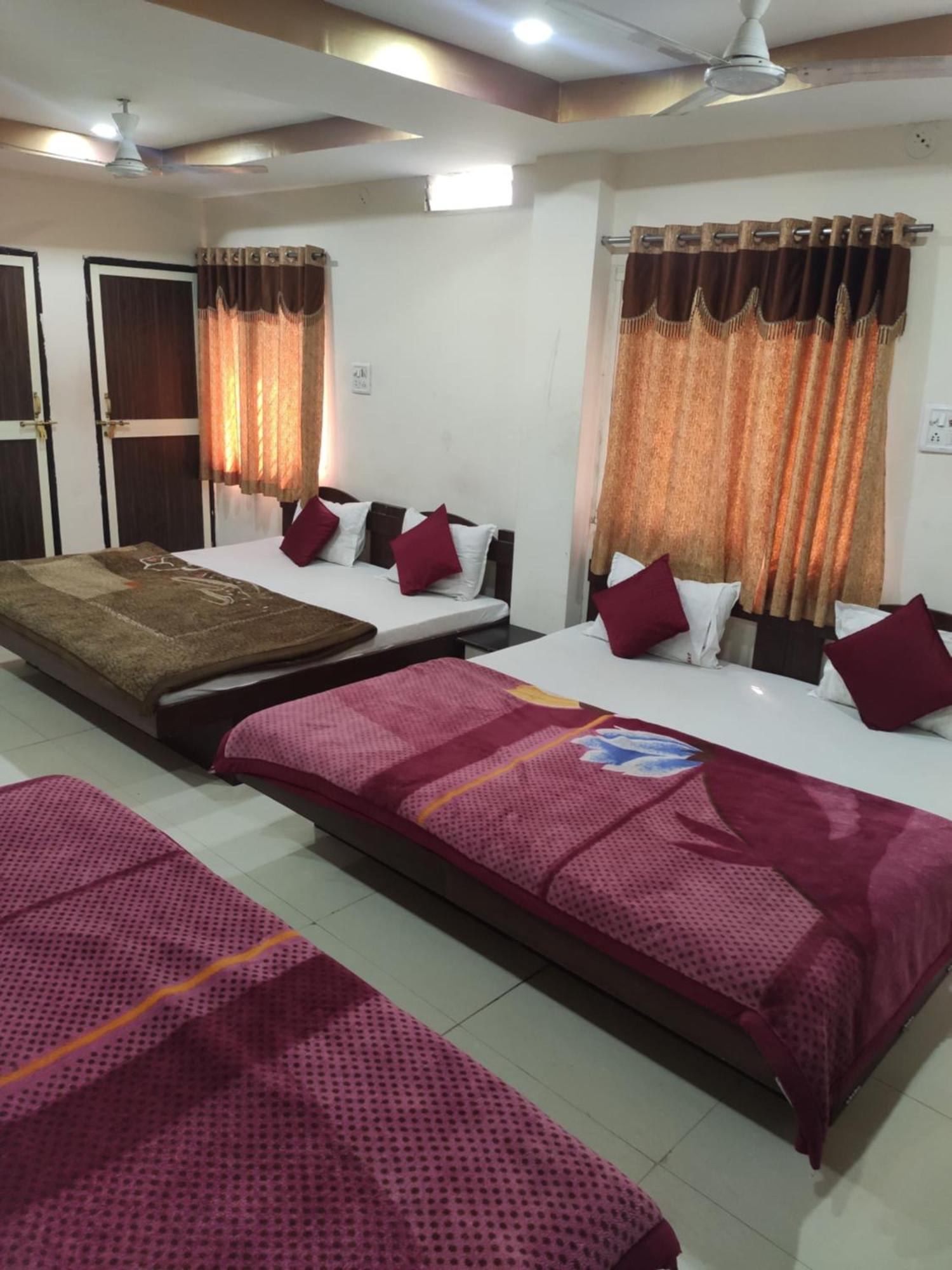 Hotel Vrandavan Palace Near Mahakal Temple Uddzsaín Kültér fotó