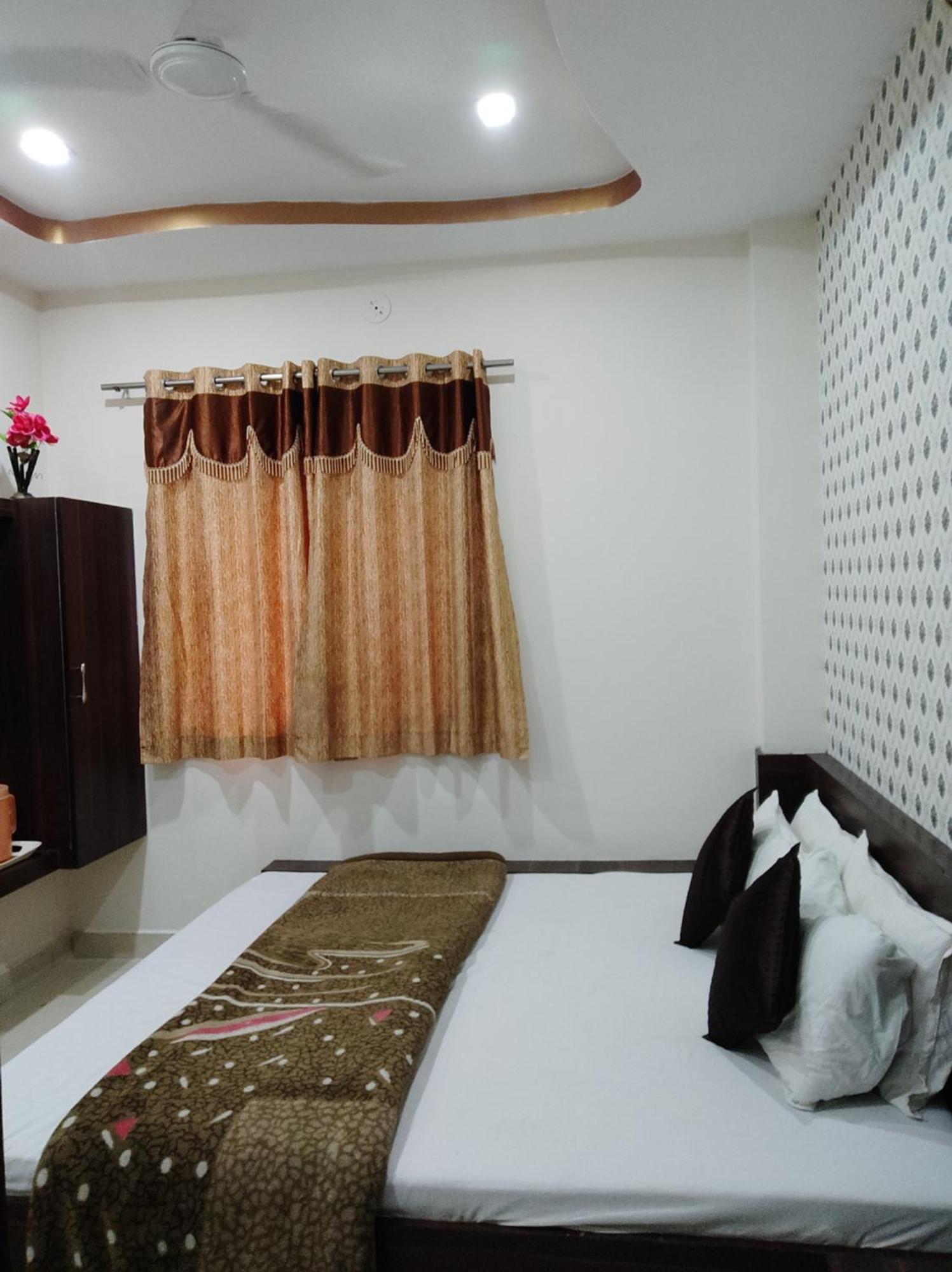 Hotel Vrandavan Palace Near Mahakal Temple Uddzsaín Kültér fotó