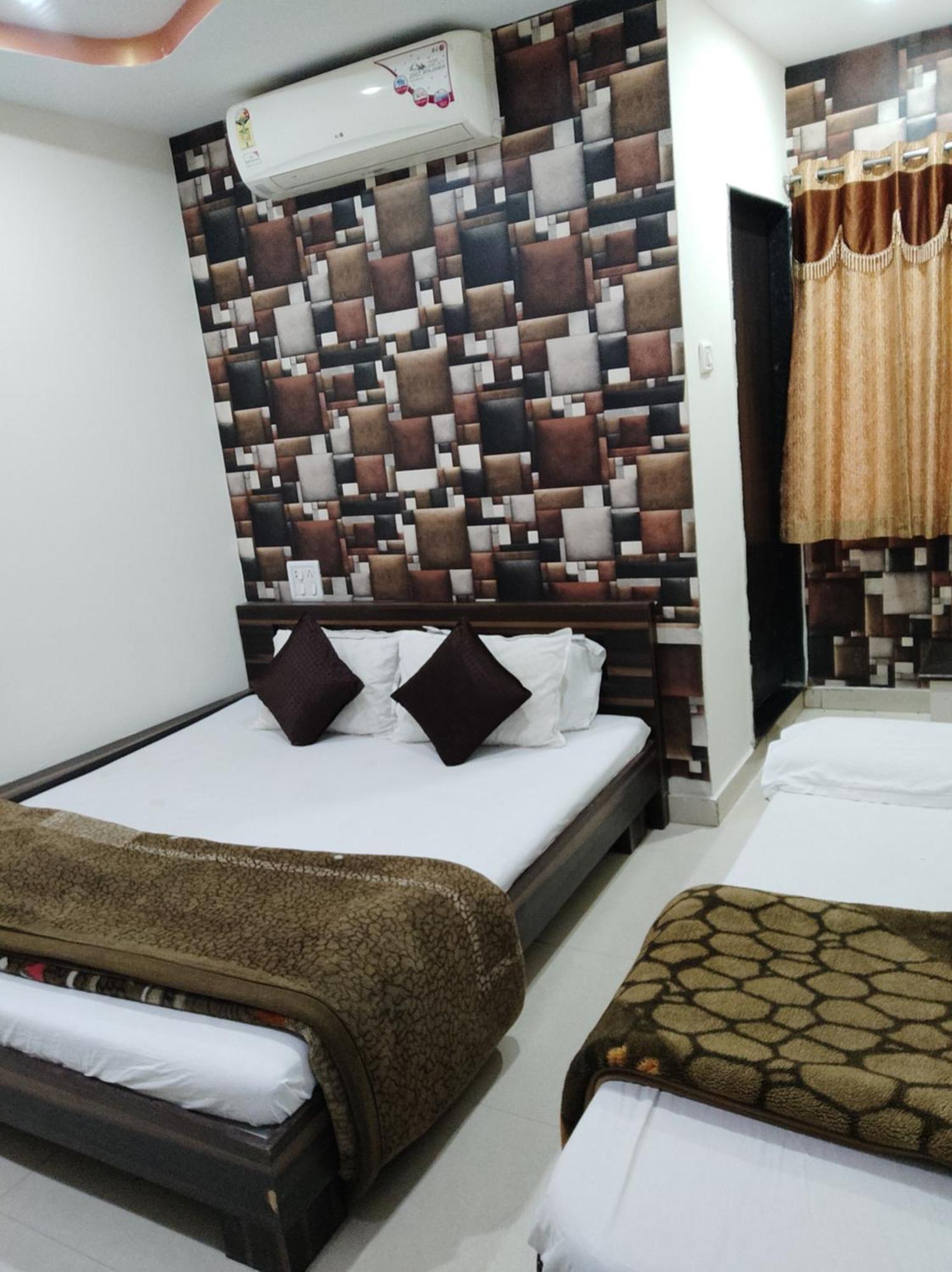Hotel Vrandavan Palace Near Mahakal Temple Uddzsaín Kültér fotó