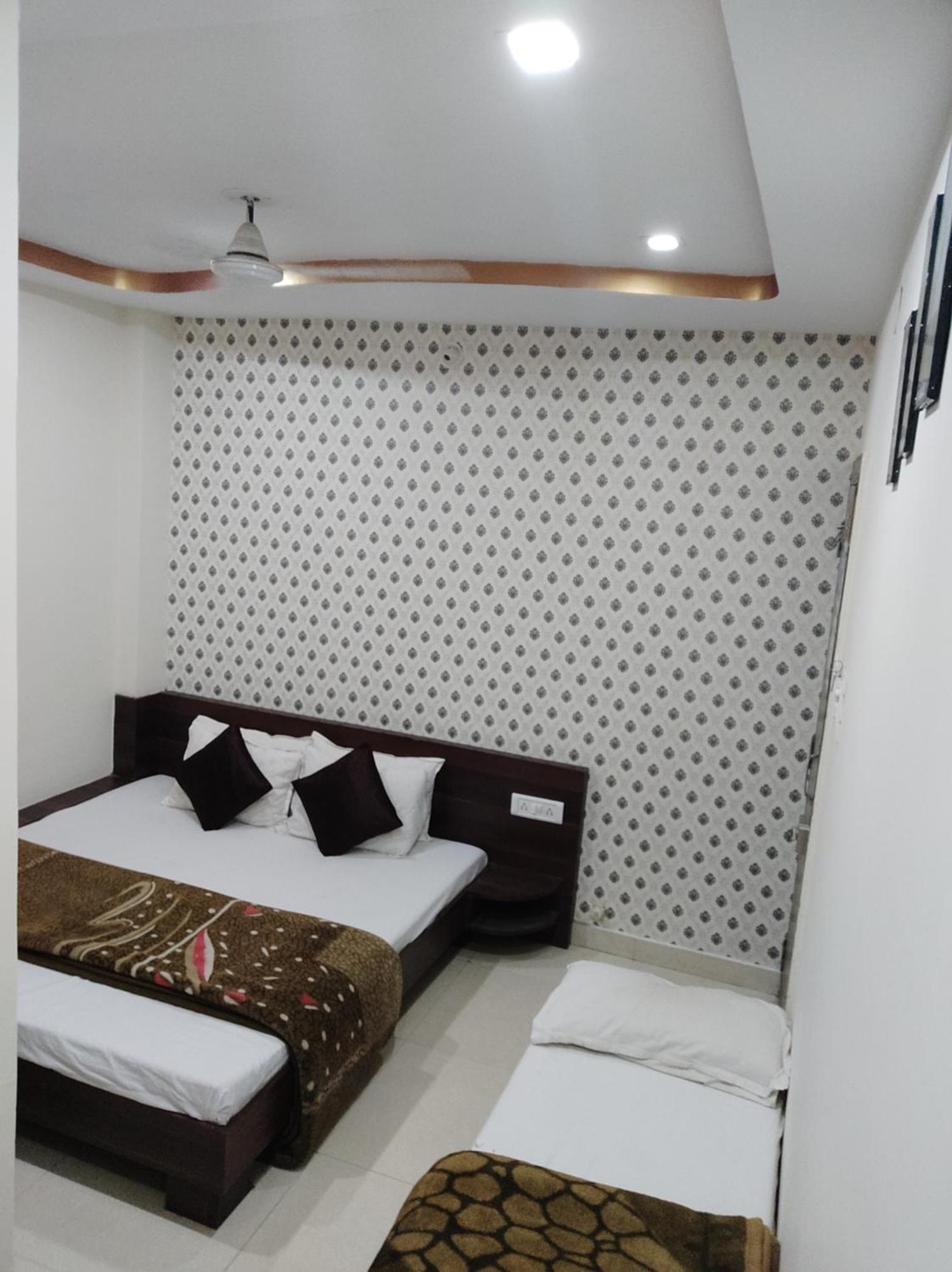 Hotel Vrandavan Palace Near Mahakal Temple Uddzsaín Kültér fotó
