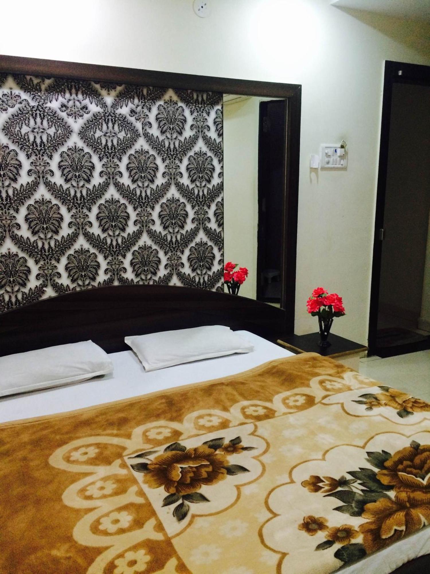 Hotel Vrandavan Palace Near Mahakal Temple Uddzsaín Kültér fotó
