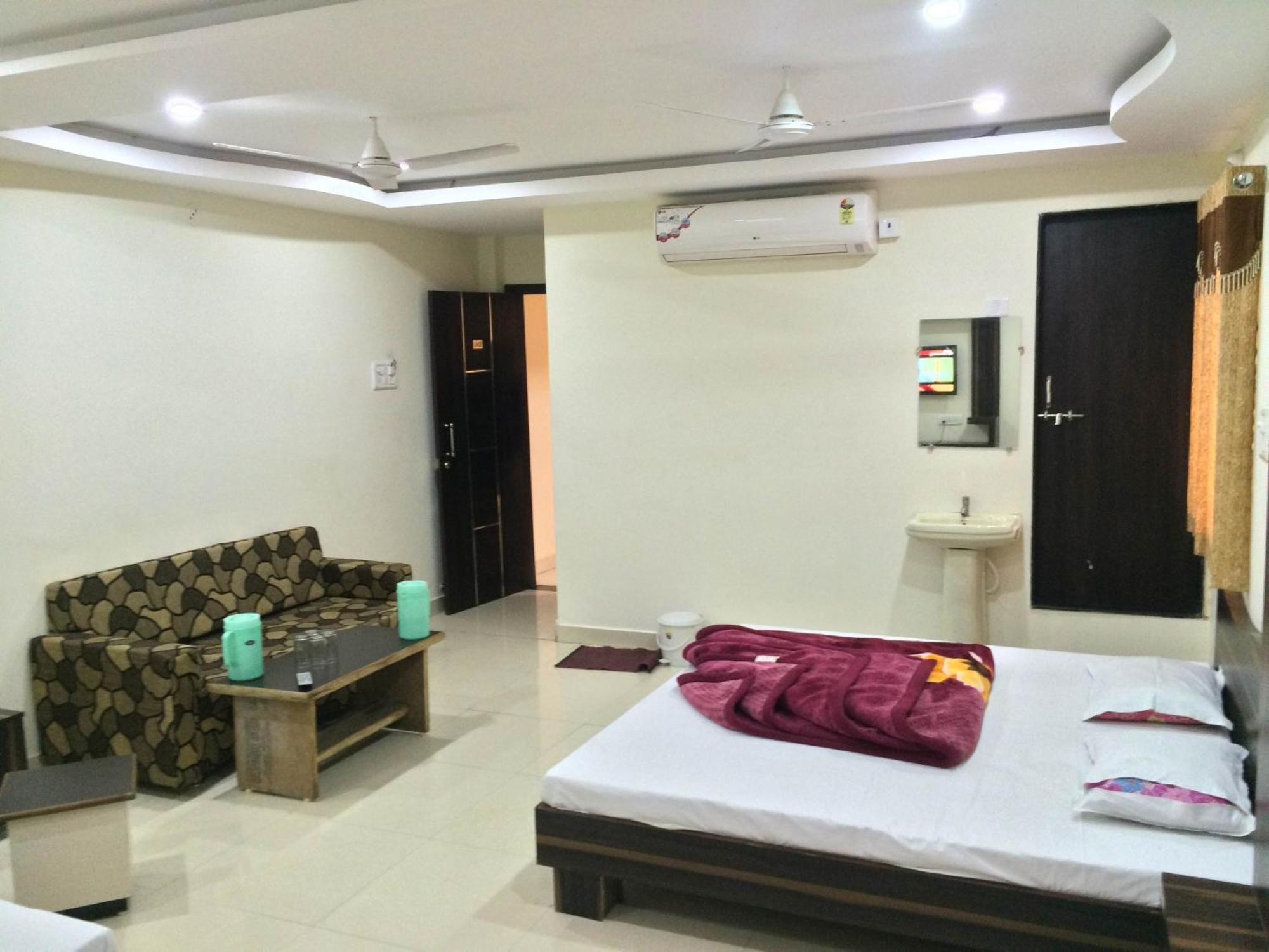 Hotel Vrandavan Palace Near Mahakal Temple Uddzsaín Kültér fotó