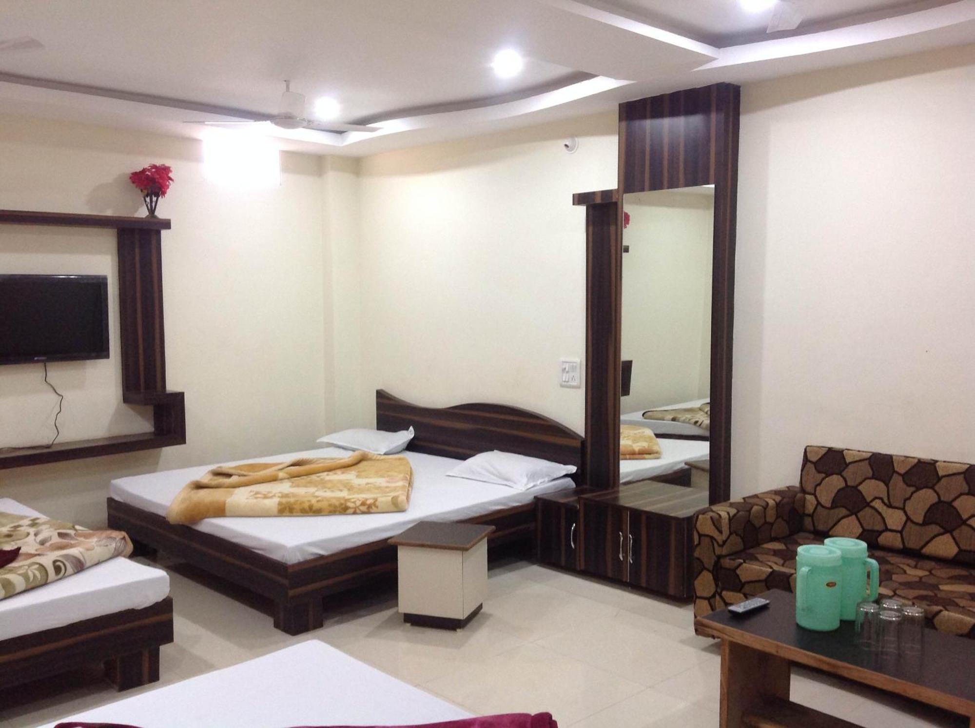 Hotel Vrandavan Palace Near Mahakal Temple Uddzsaín Kültér fotó