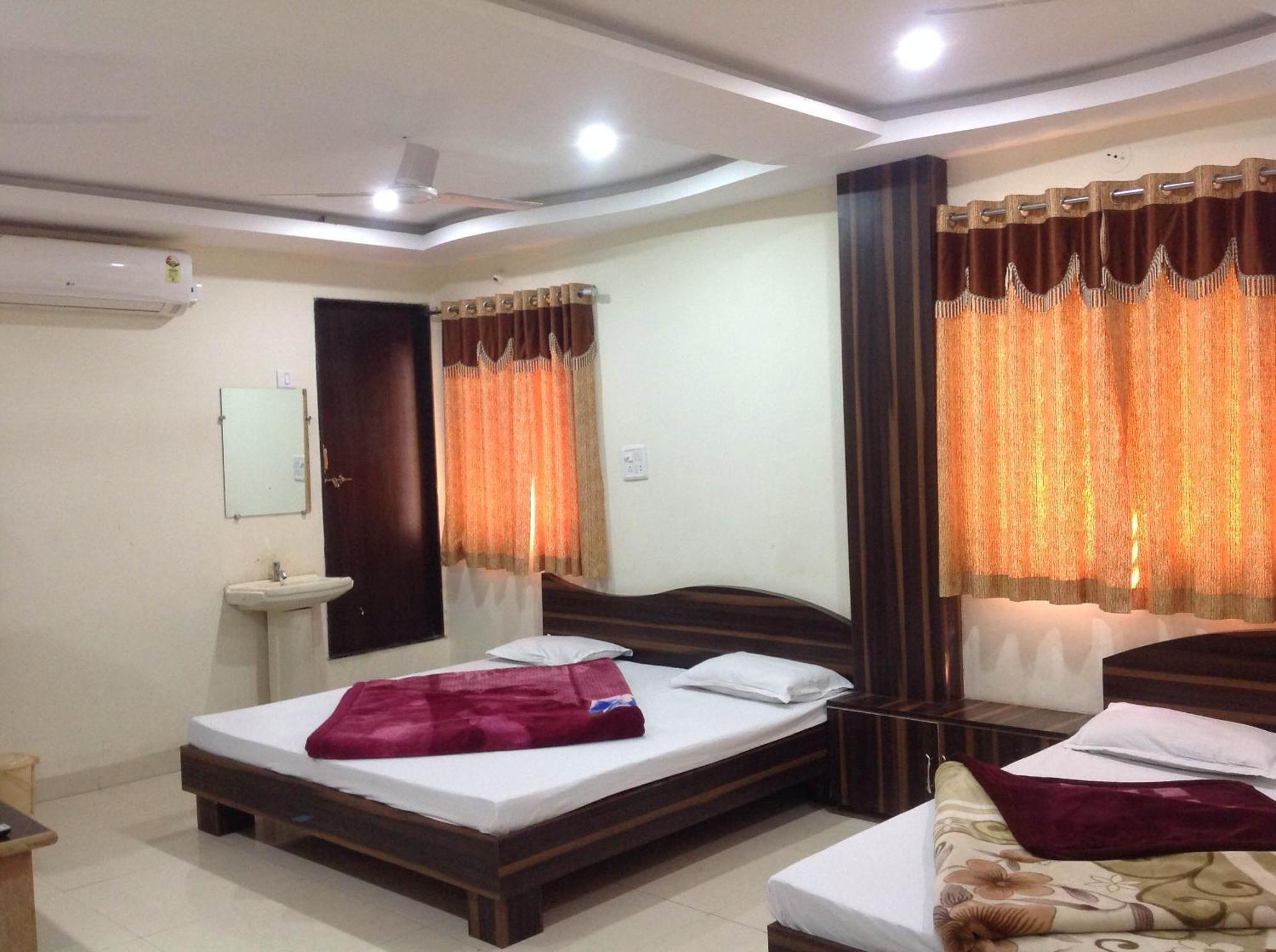 Hotel Vrandavan Palace Near Mahakal Temple Uddzsaín Kültér fotó