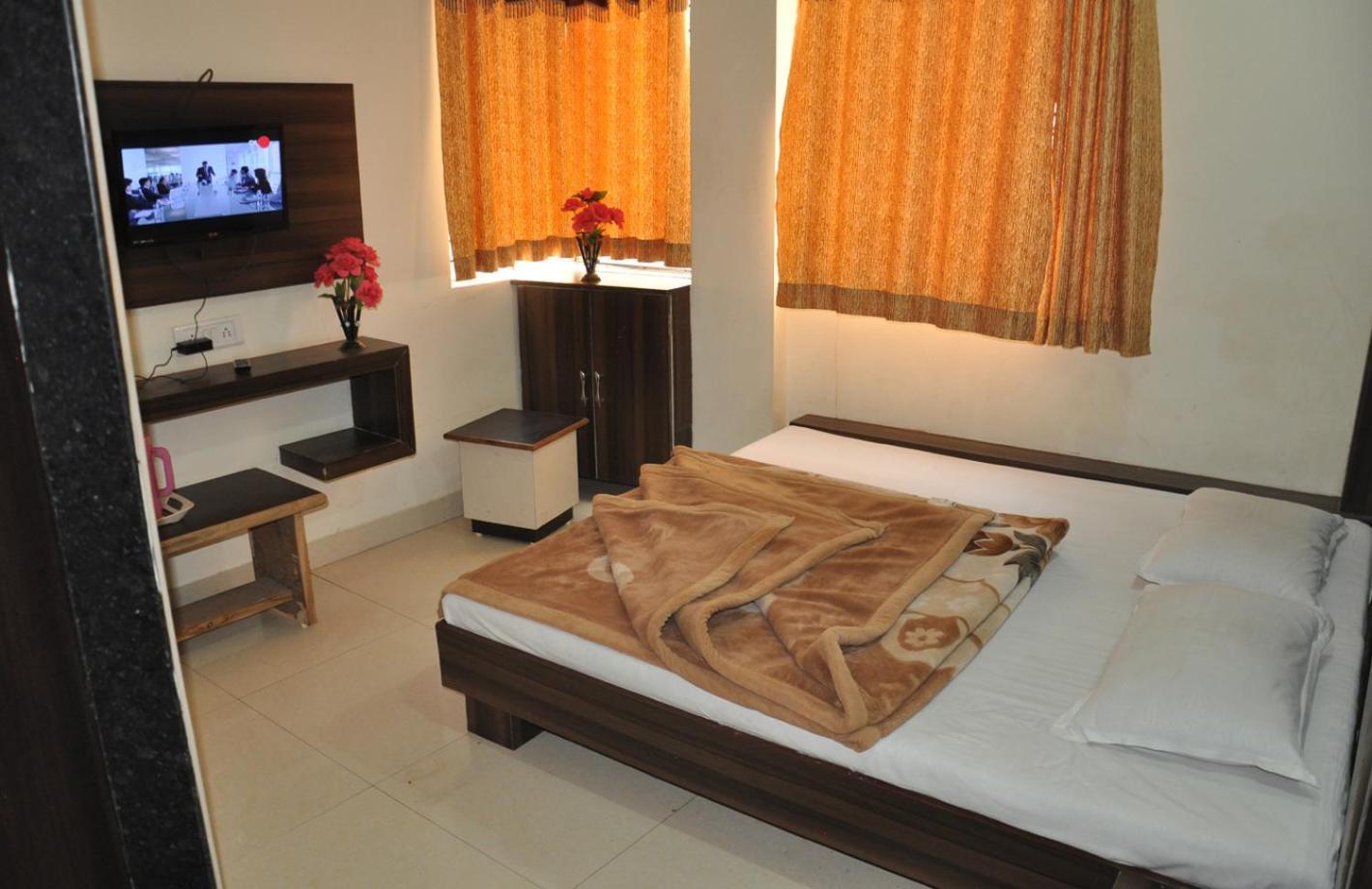 Hotel Vrandavan Palace Near Mahakal Temple Uddzsaín Kültér fotó