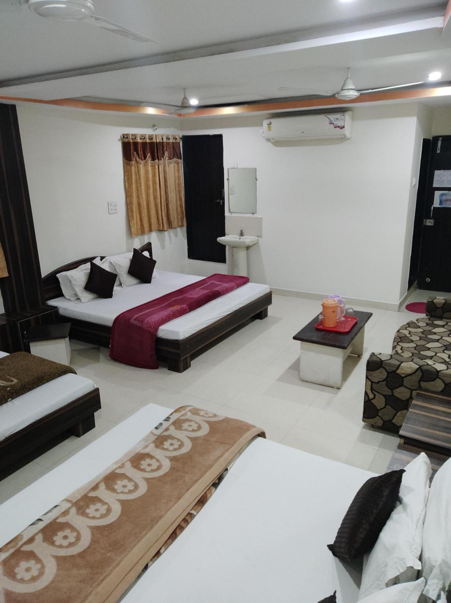 Hotel Vrandavan Palace Near Mahakal Temple Uddzsaín Kültér fotó