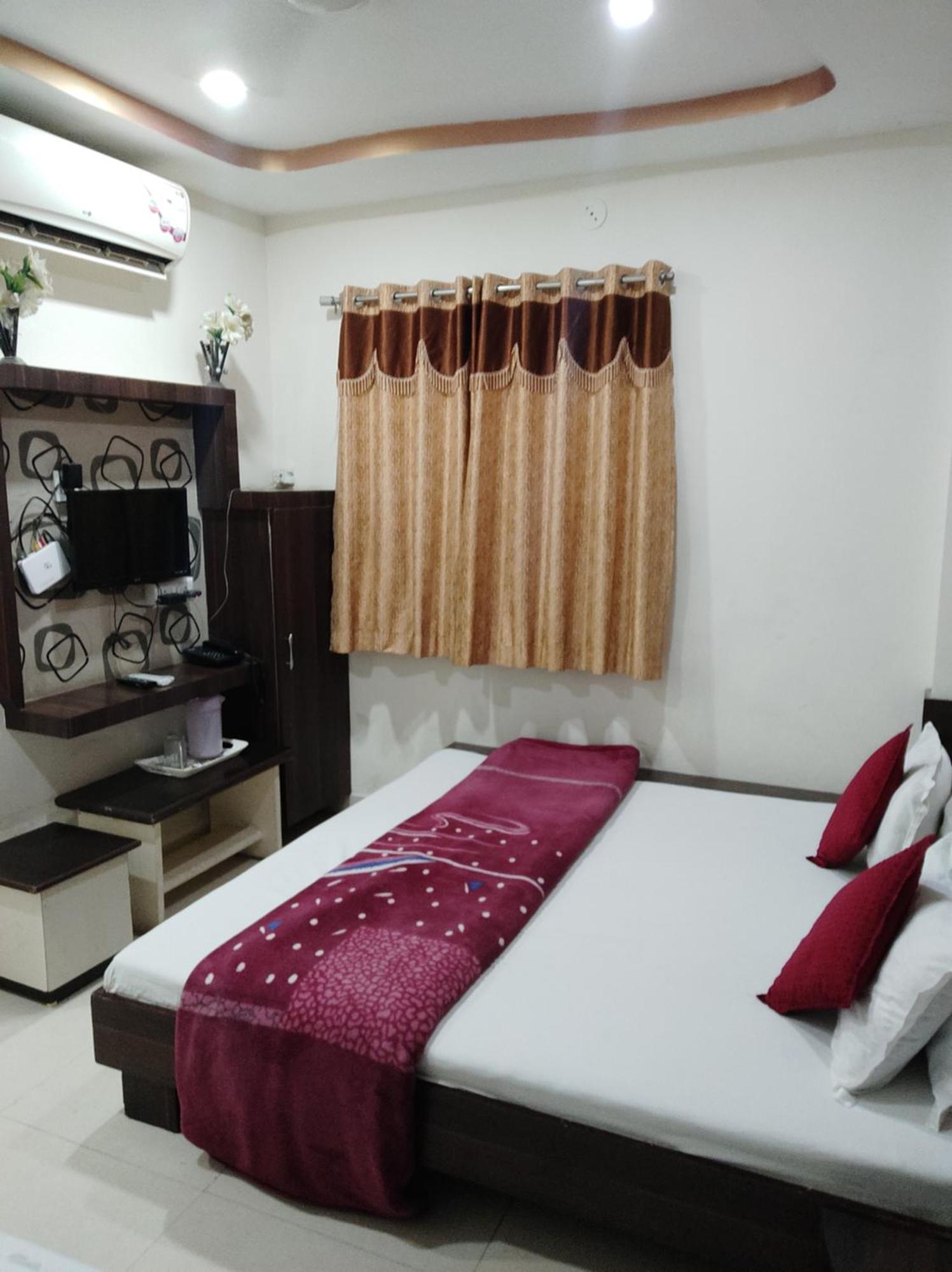 Hotel Vrandavan Palace Near Mahakal Temple Uddzsaín Kültér fotó