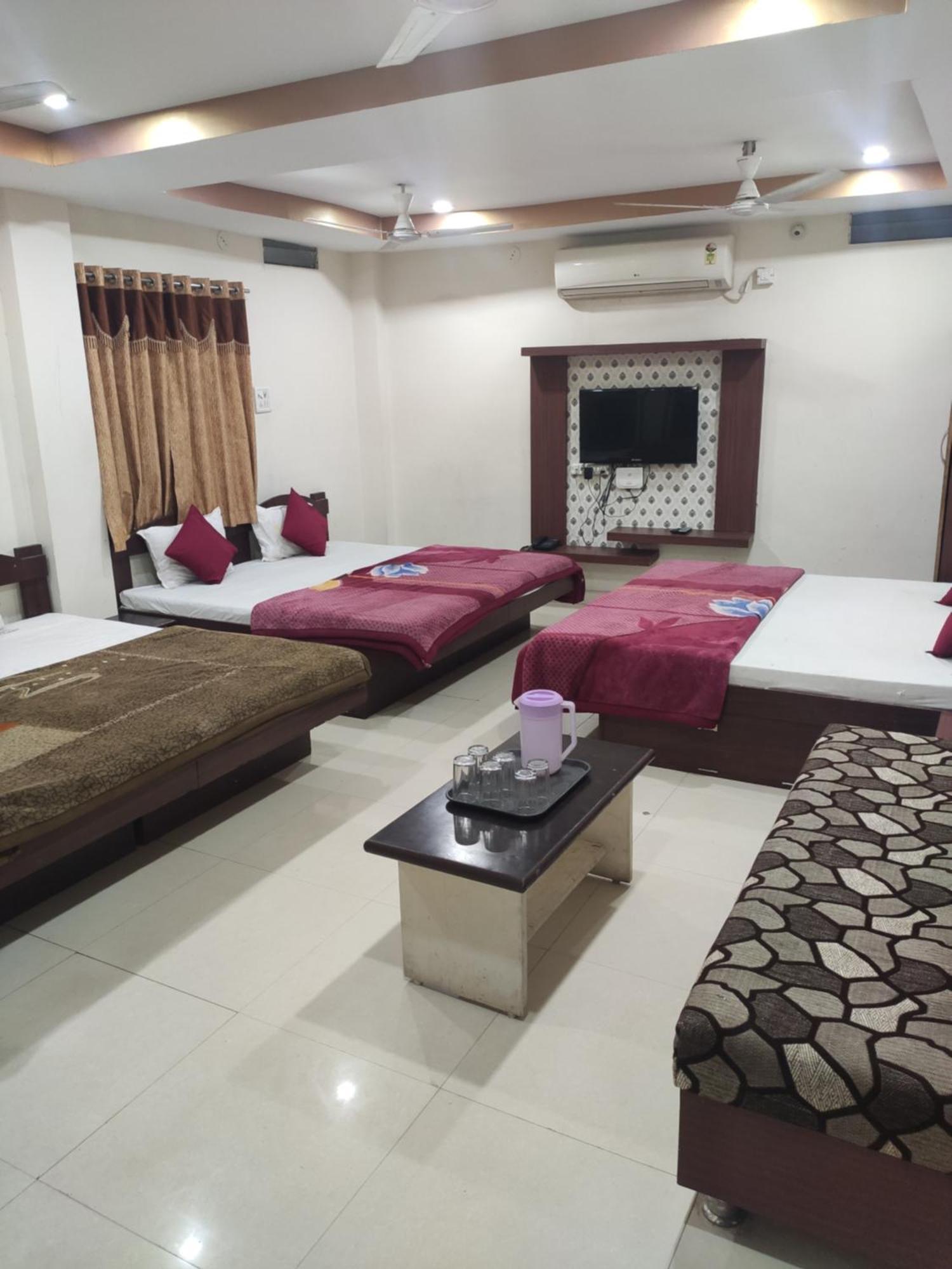 Hotel Vrandavan Palace Near Mahakal Temple Uddzsaín Kültér fotó