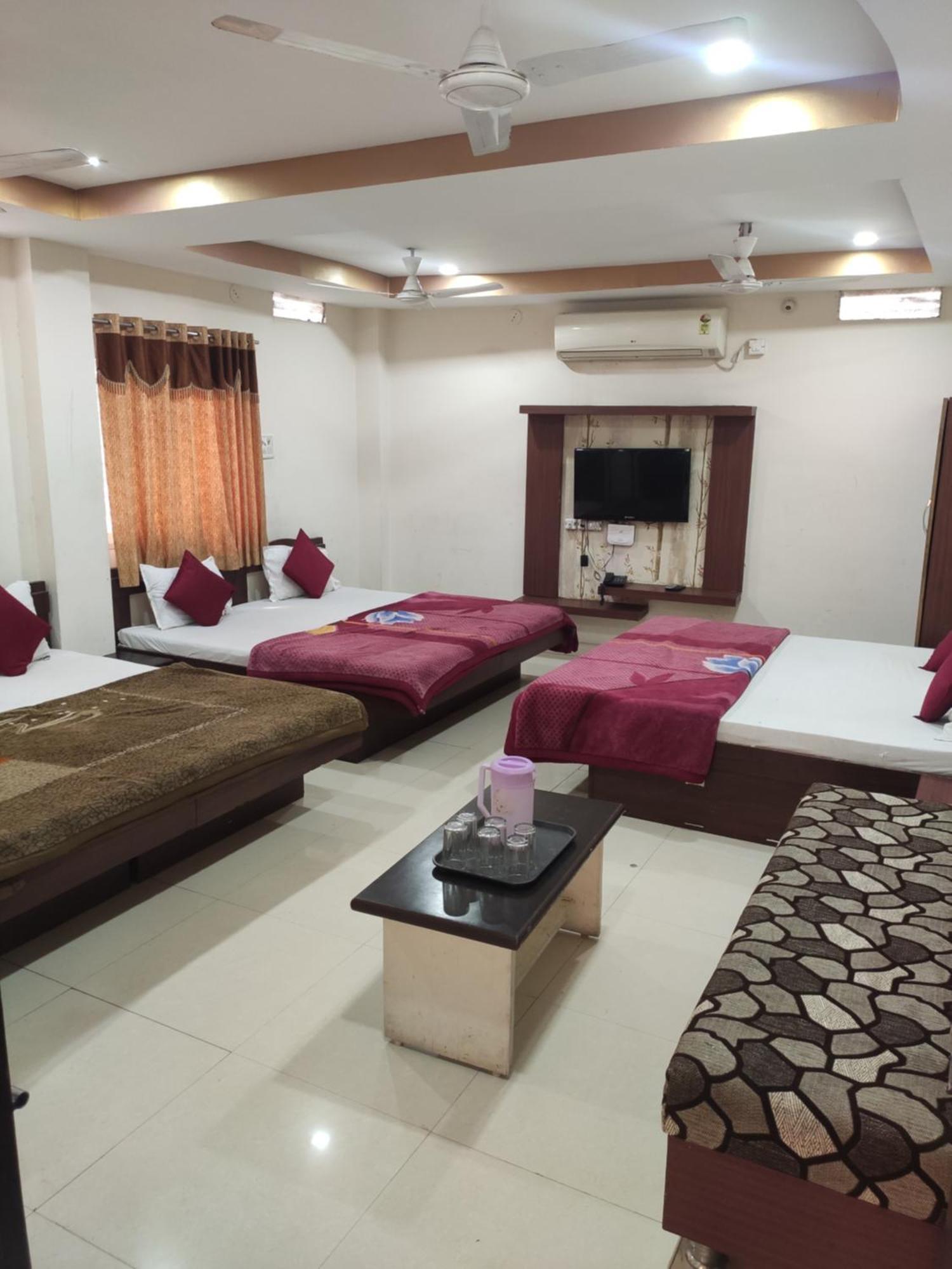Hotel Vrandavan Palace Near Mahakal Temple Uddzsaín Kültér fotó