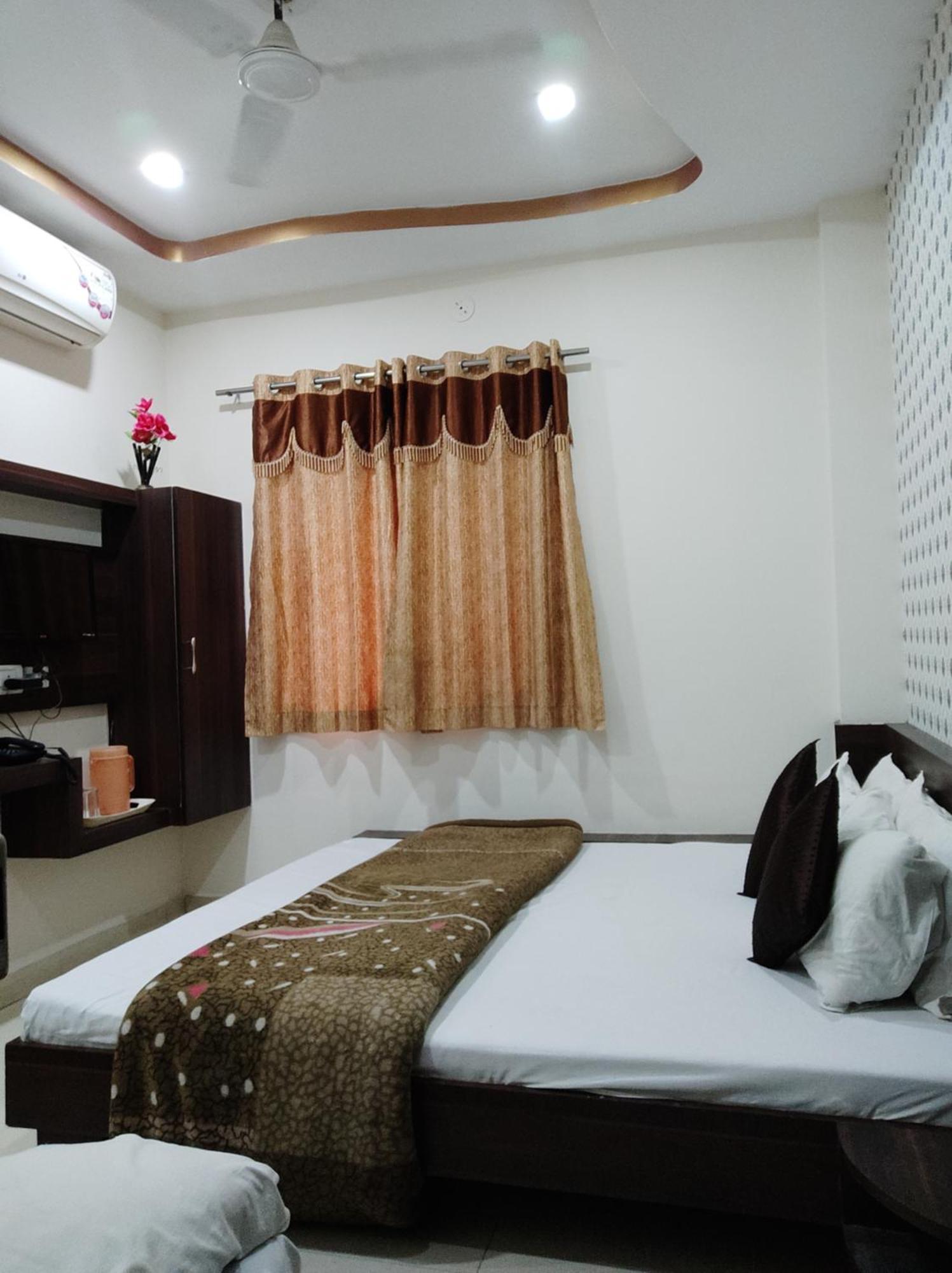 Hotel Vrandavan Palace Near Mahakal Temple Uddzsaín Kültér fotó