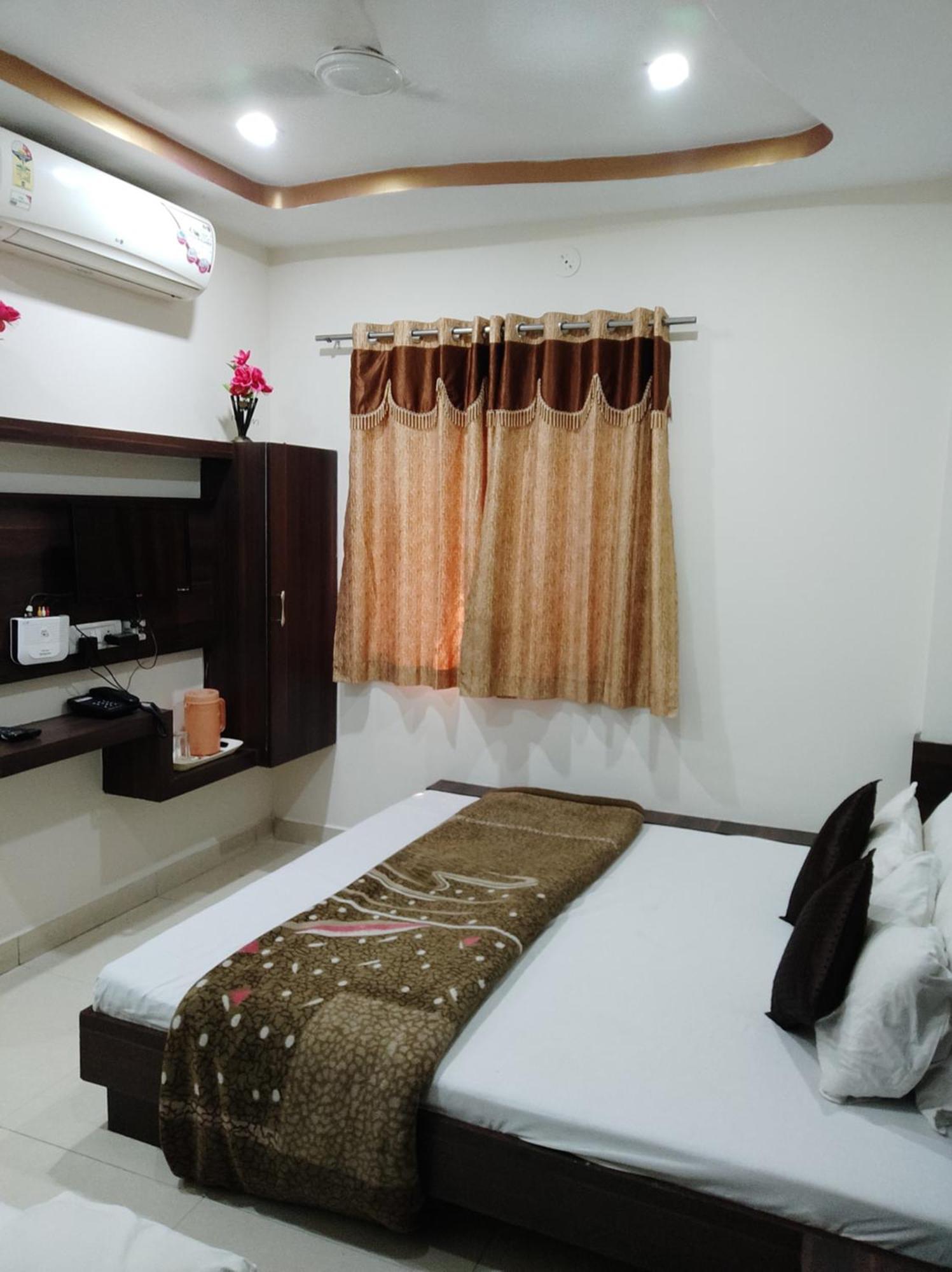 Hotel Vrandavan Palace Near Mahakal Temple Uddzsaín Kültér fotó