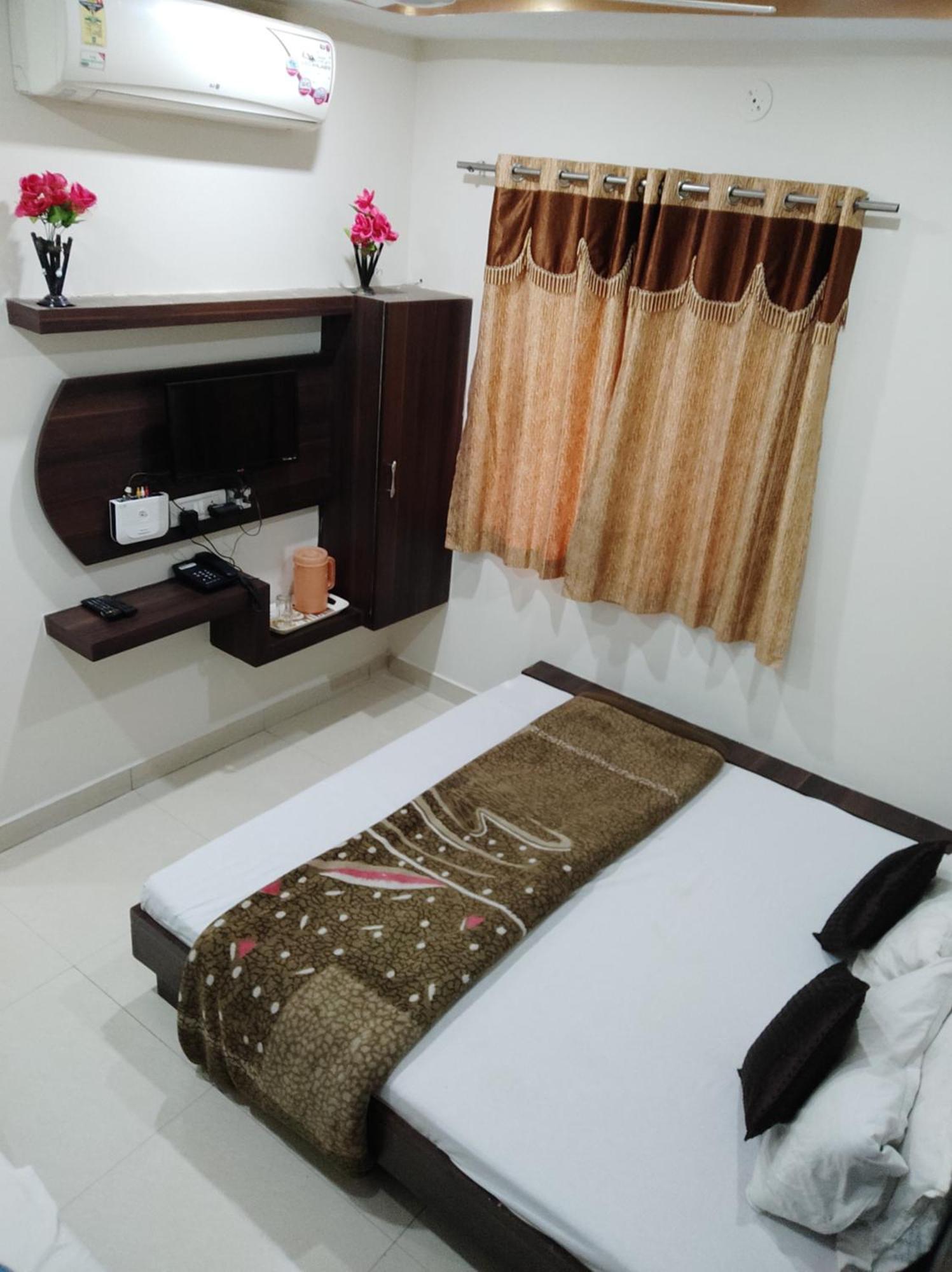 Hotel Vrandavan Palace Near Mahakal Temple Uddzsaín Kültér fotó