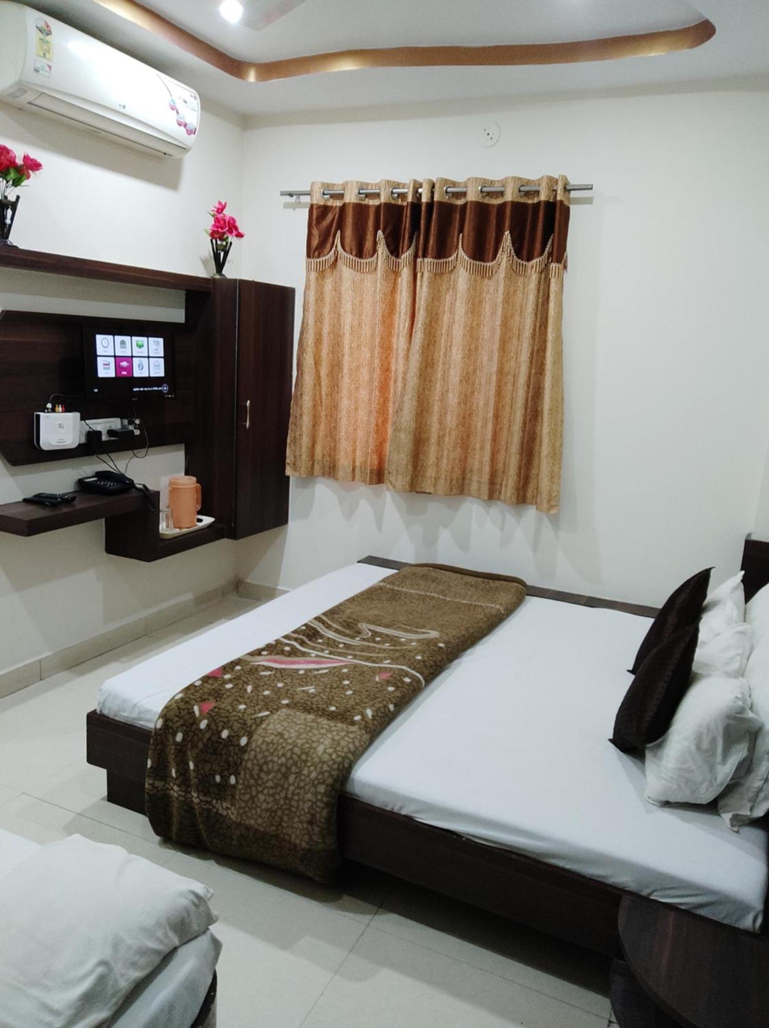 Hotel Vrandavan Palace Near Mahakal Temple Uddzsaín Kültér fotó
